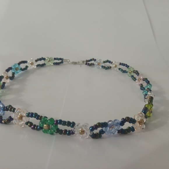 Elegant Multicolor Beaded Necklace - Picture 2 of 4